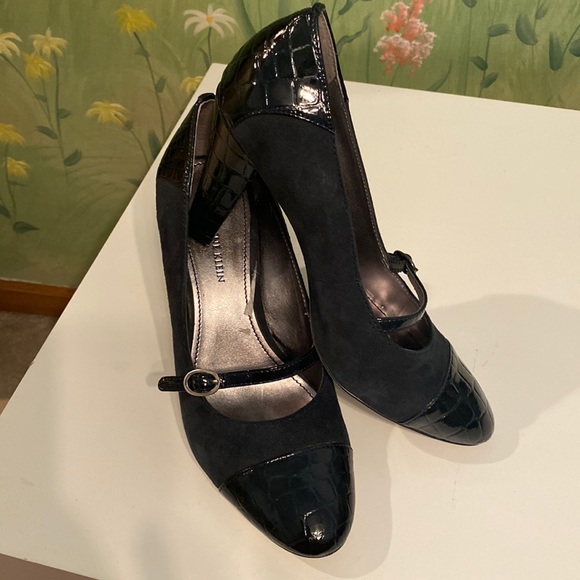 Anne Klein navy blue patent leather and suede pump